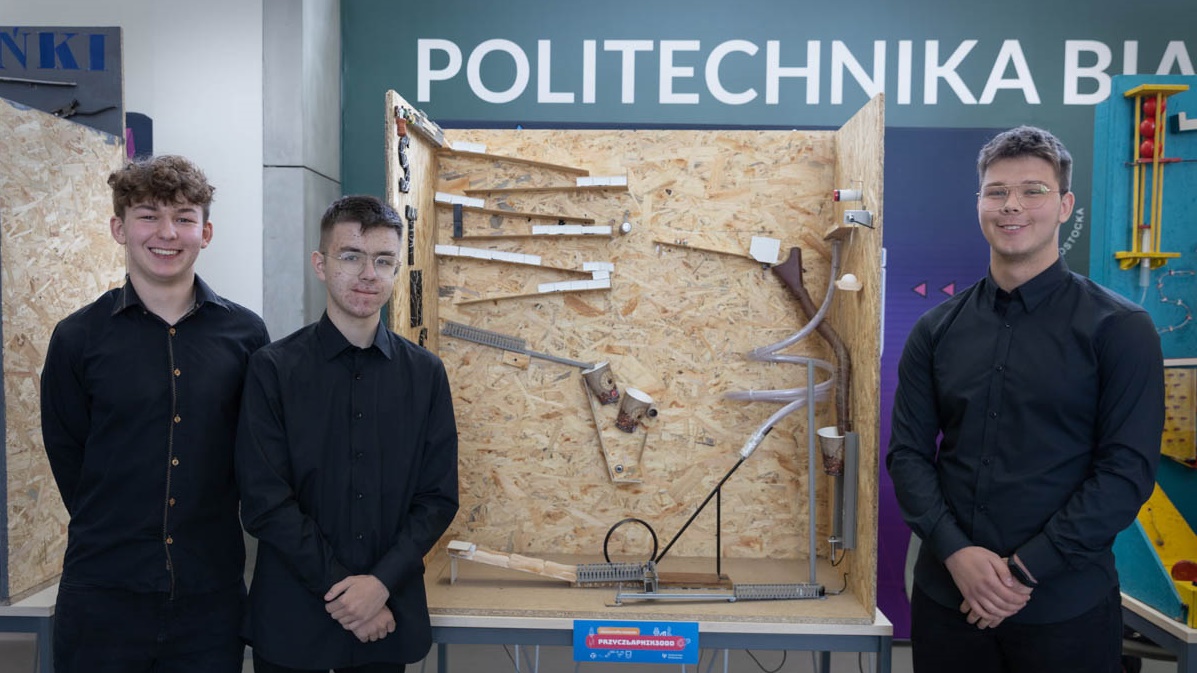 uczniowie stoją przed swoim projektem