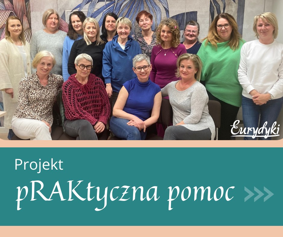 Kobiety pozują do zdjęcia.