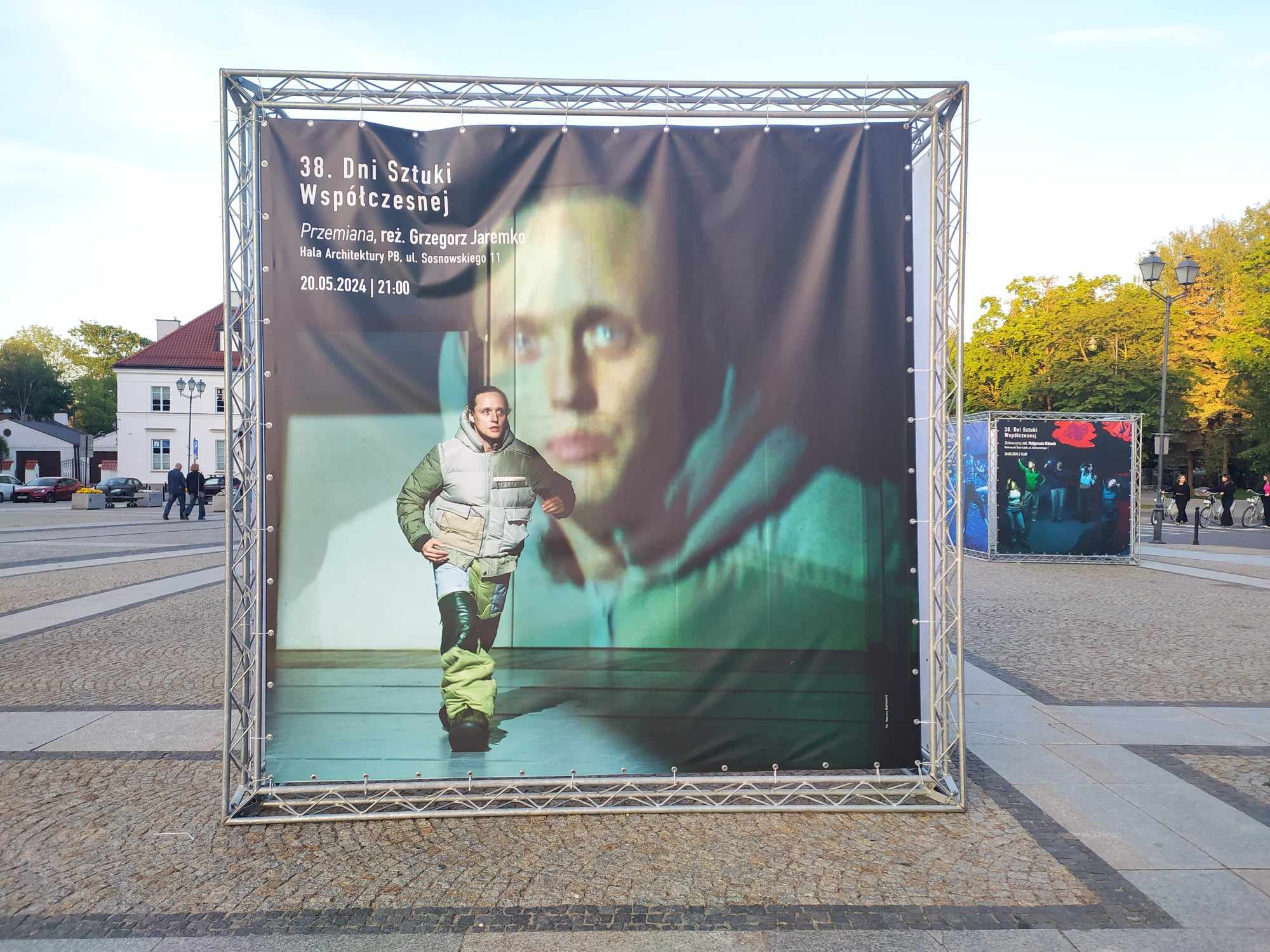 Plakat w przestrzeni miejskiej.