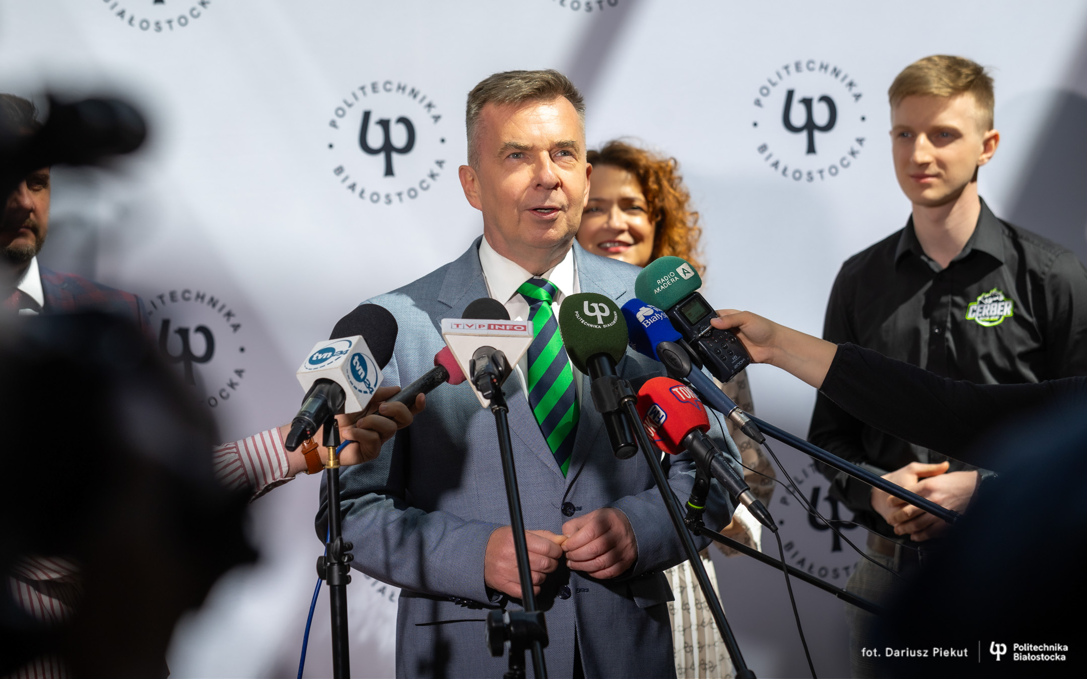 Mężczyzna mówi do mikrofonów.