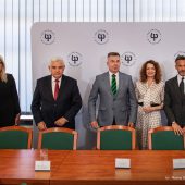 Ludzie pozują do zdjęcia.