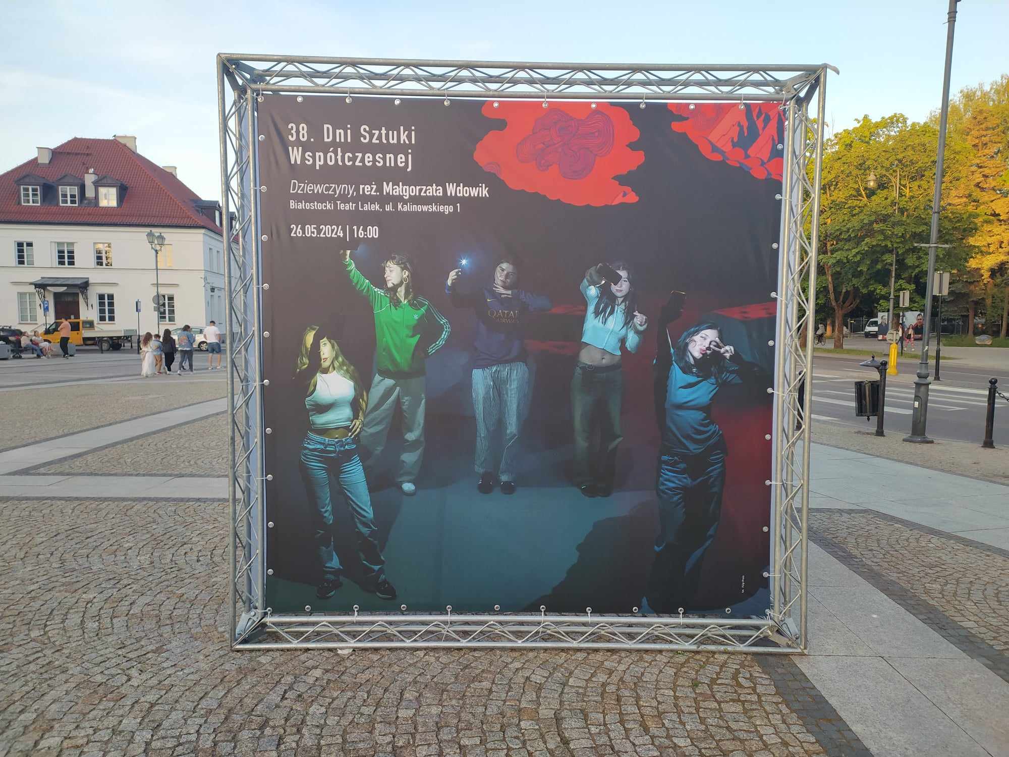 Plakat w przestrzeni miejskiej.