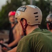 Rowerzysta na drift parku.