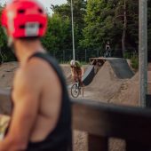 Rowerzysta na drift parku.