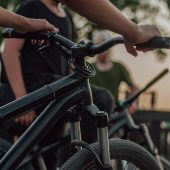 Rowerzysta na drift parku.