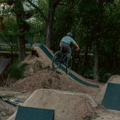 Rowerzysta na drift parku.