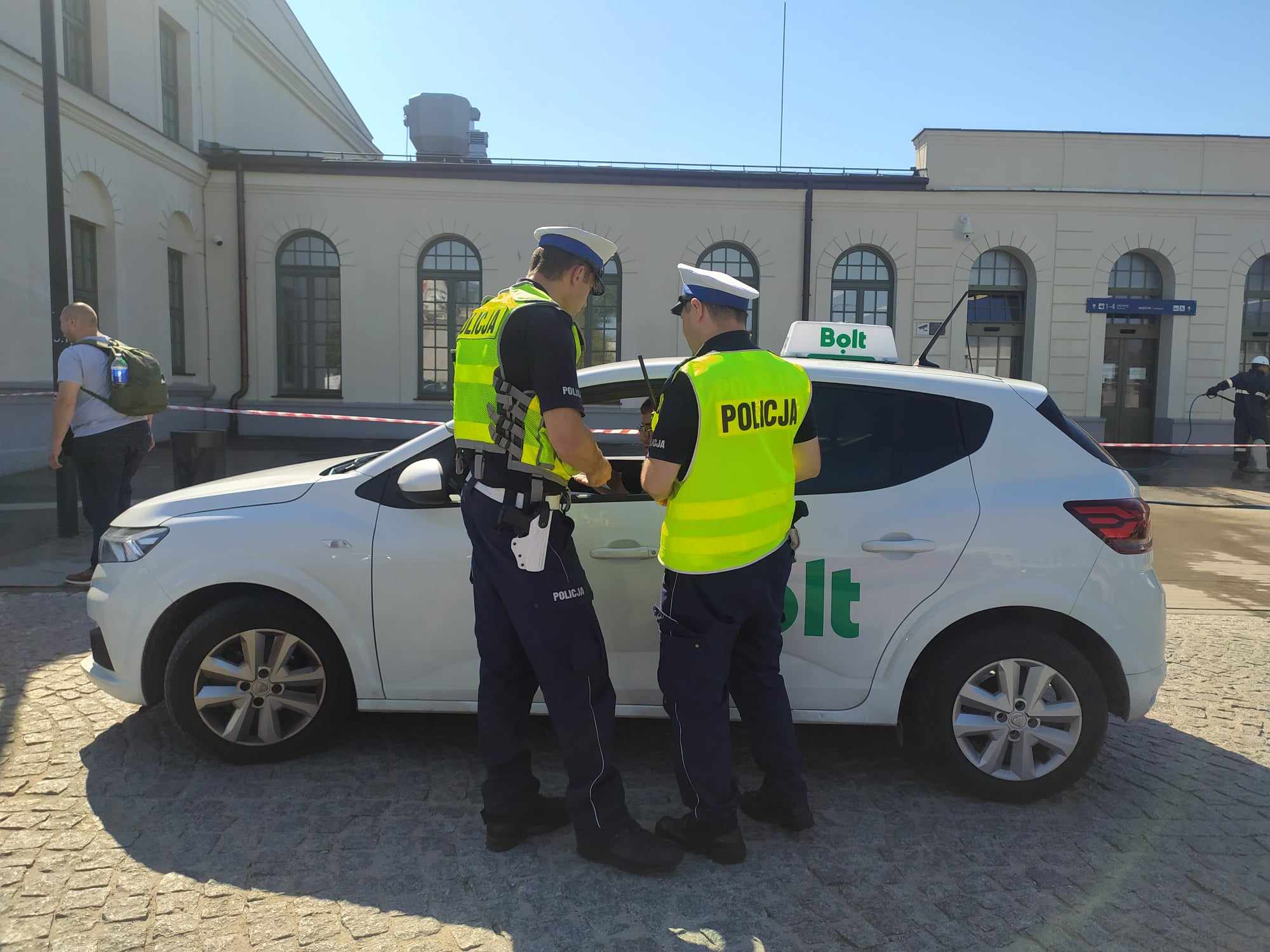 Dwóch policjantów sprawdza