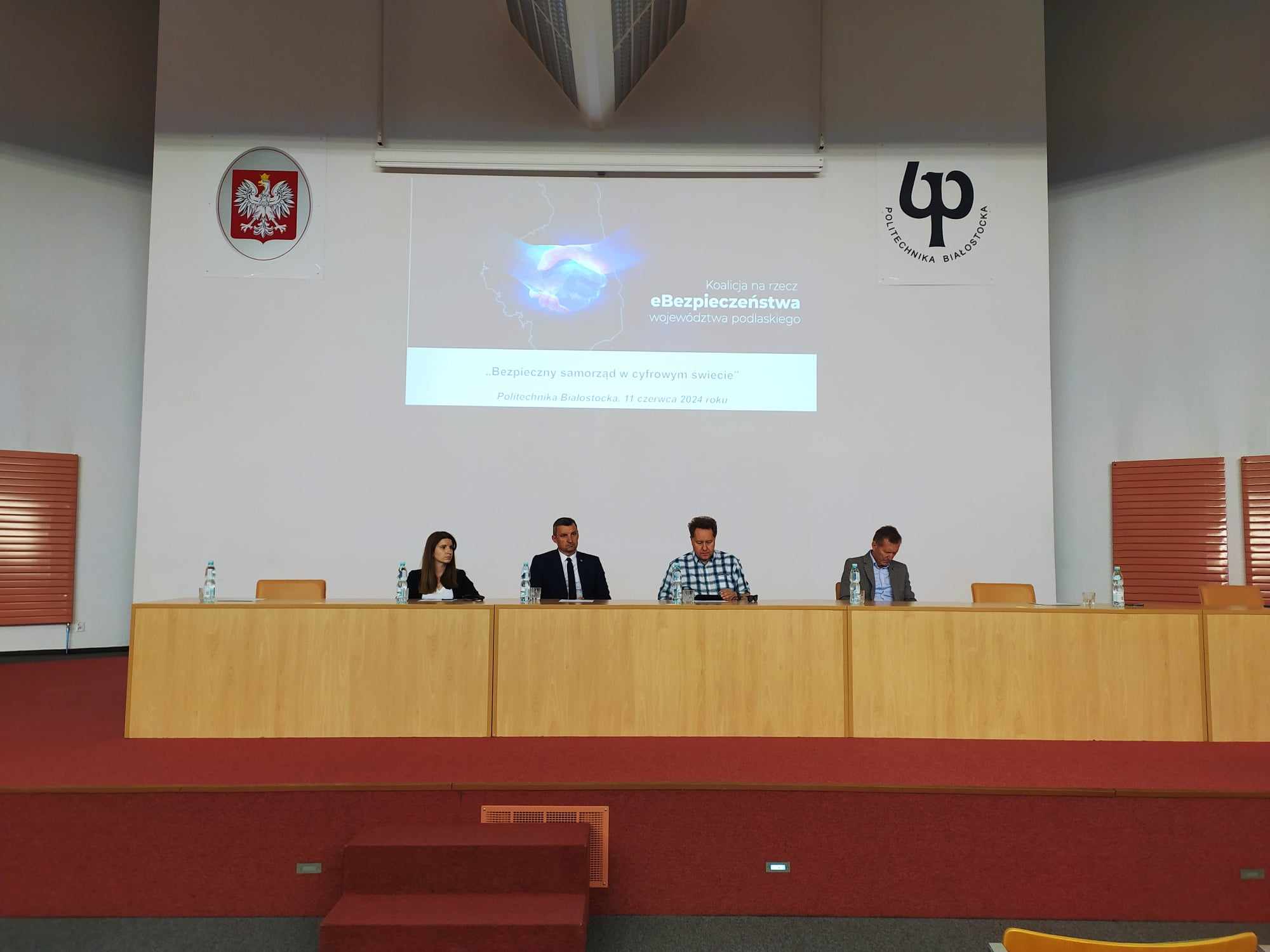 Ludzie na konferencji.