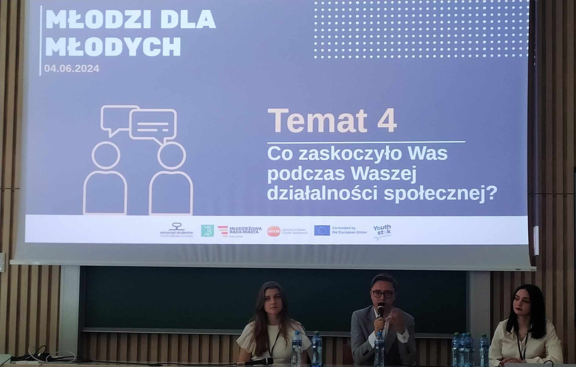 Paneliści na wykładzie.