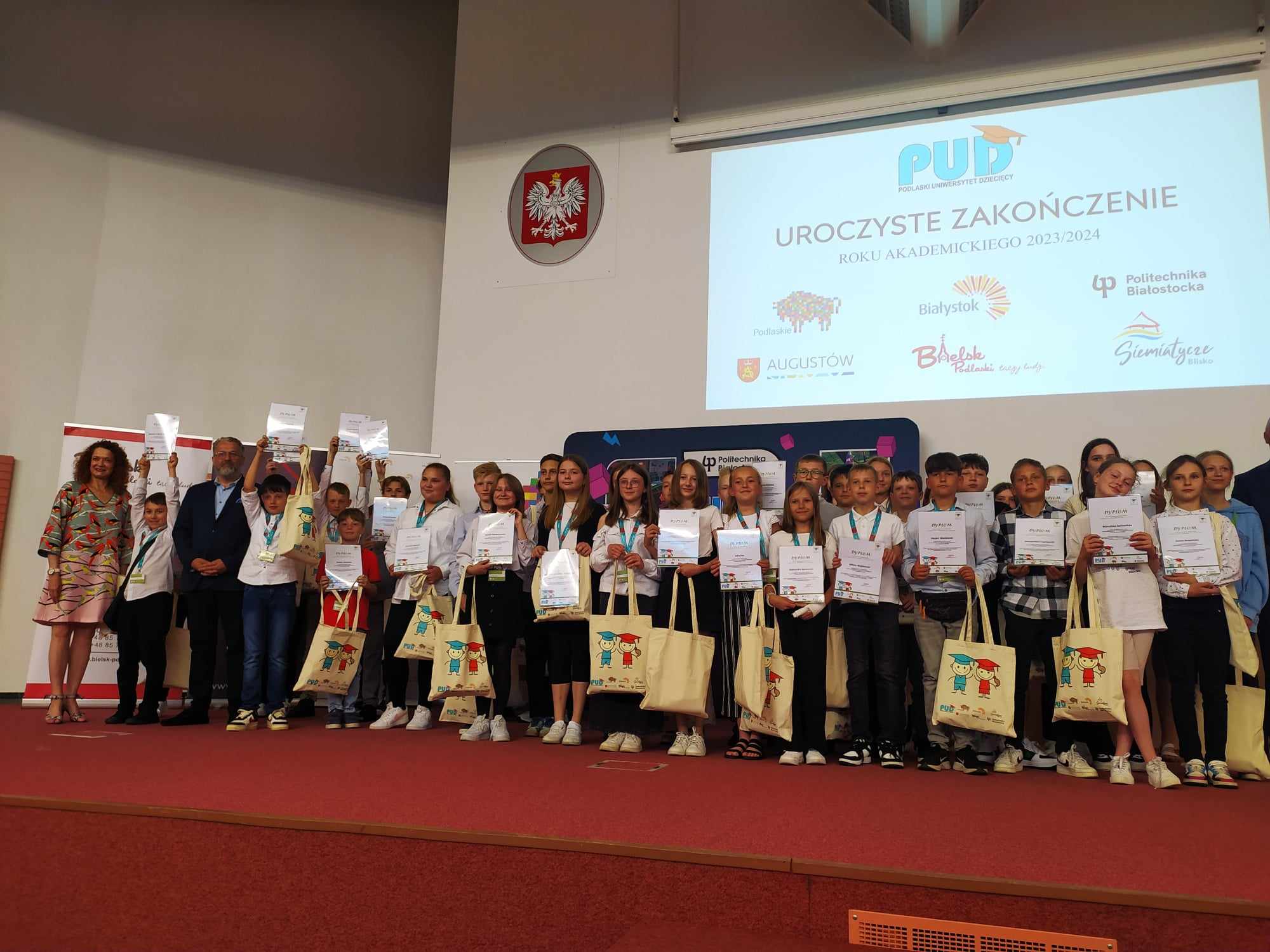 Dzieci na scenie.