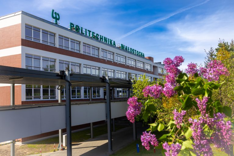 Budynek Politechniki białostockiej wiosną.