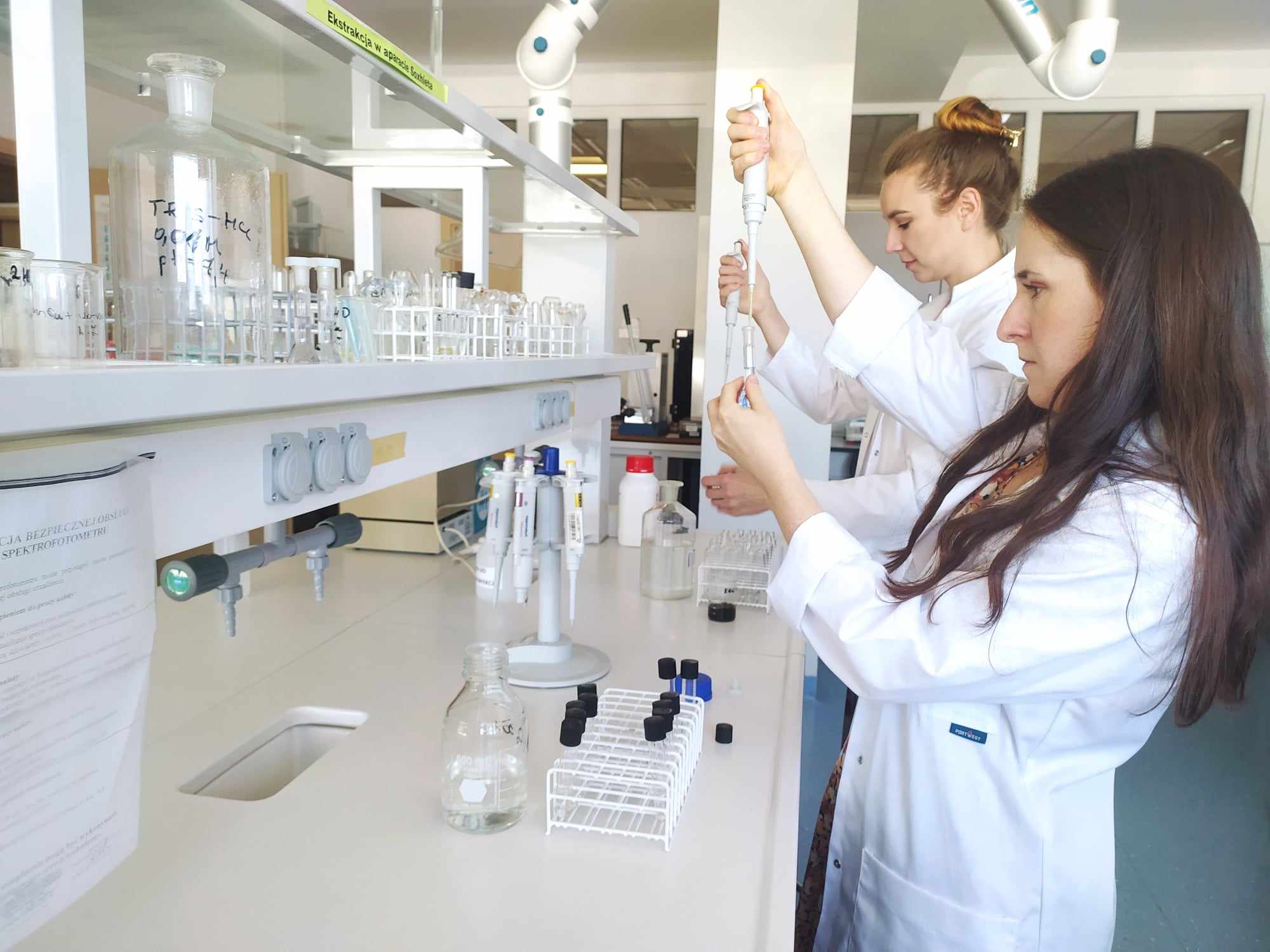 Dwie studencki w laboratorium