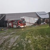 Oberwany dach leży przy stodole