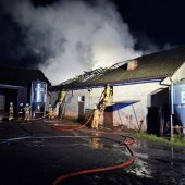 Strażacy gaszą pożar budynku gospodarczego