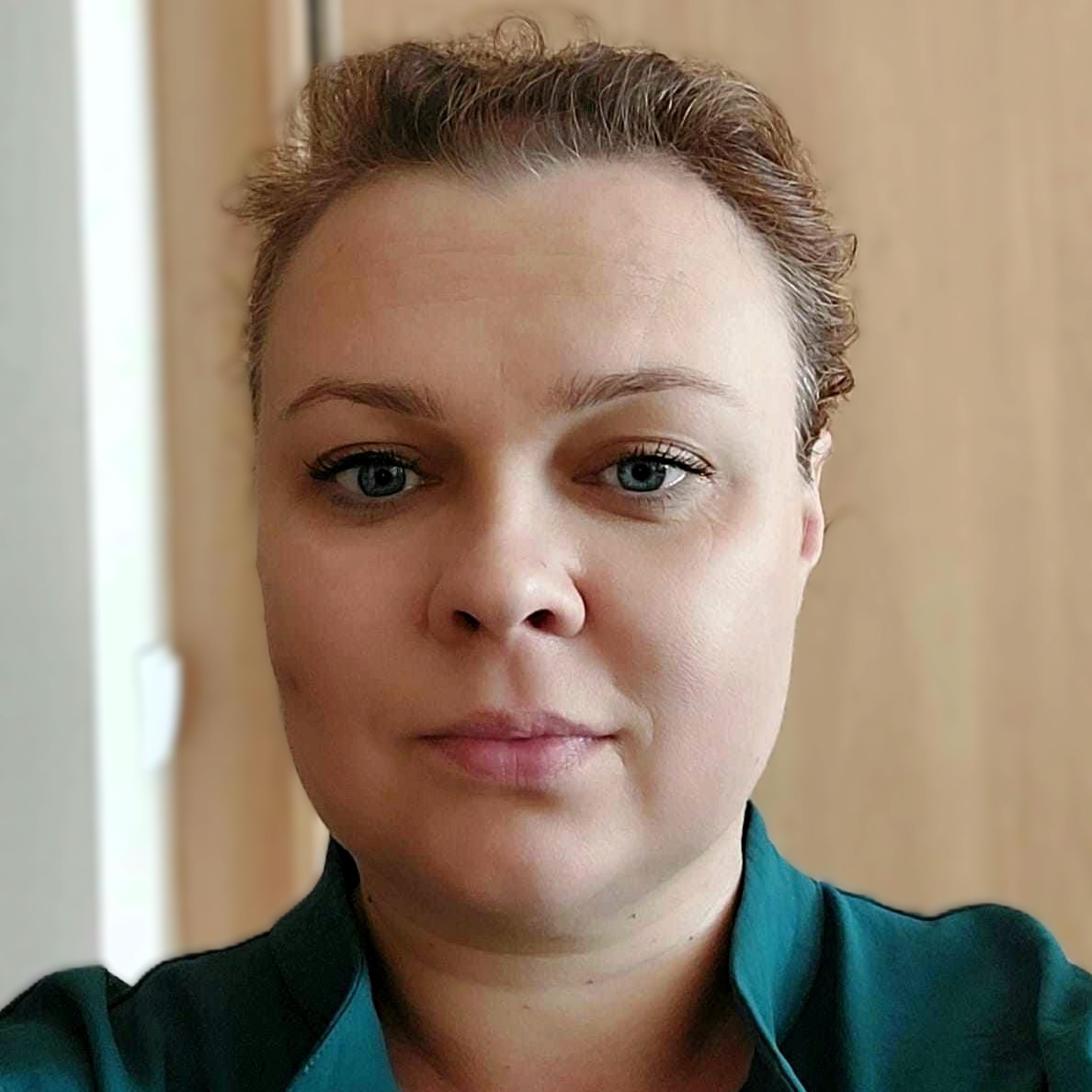 Twarz kobiety o rudych włosy zaczesane do tyłu