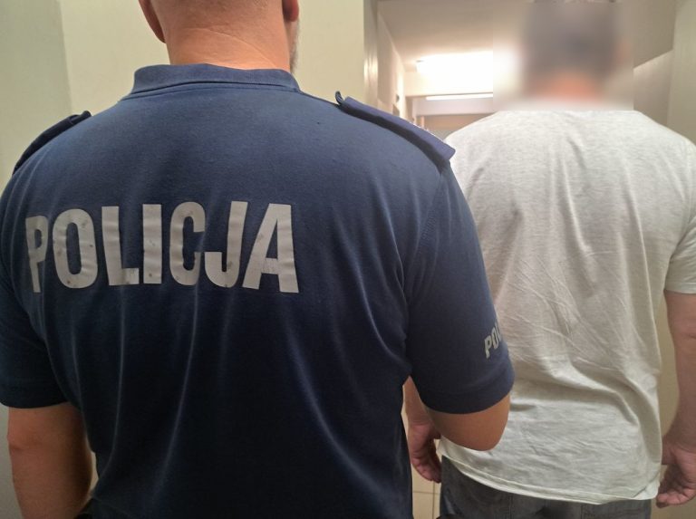 policja zatrzymanie mężczyzny, który strzelał z wiatrówki ze swojego balkonu.