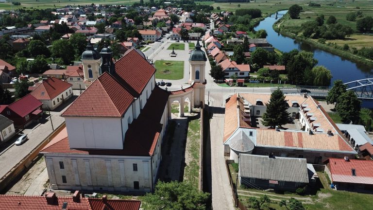 Zabytkowe budynki z lotu ptaka, na pierwszym planie kościół