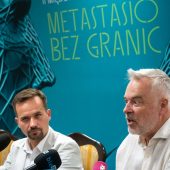 Mężczyźni na konferencji prasowej.