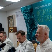 Mężczyźni na konferencji prasowej.