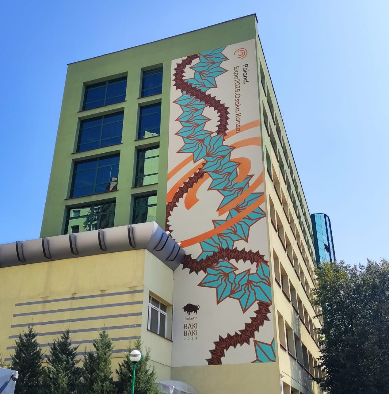Mural promujący udział Województwa Podlaskiego w EXPO OSAKA, autorstwa japońskiego artysty streetartowego BAKI BAKI