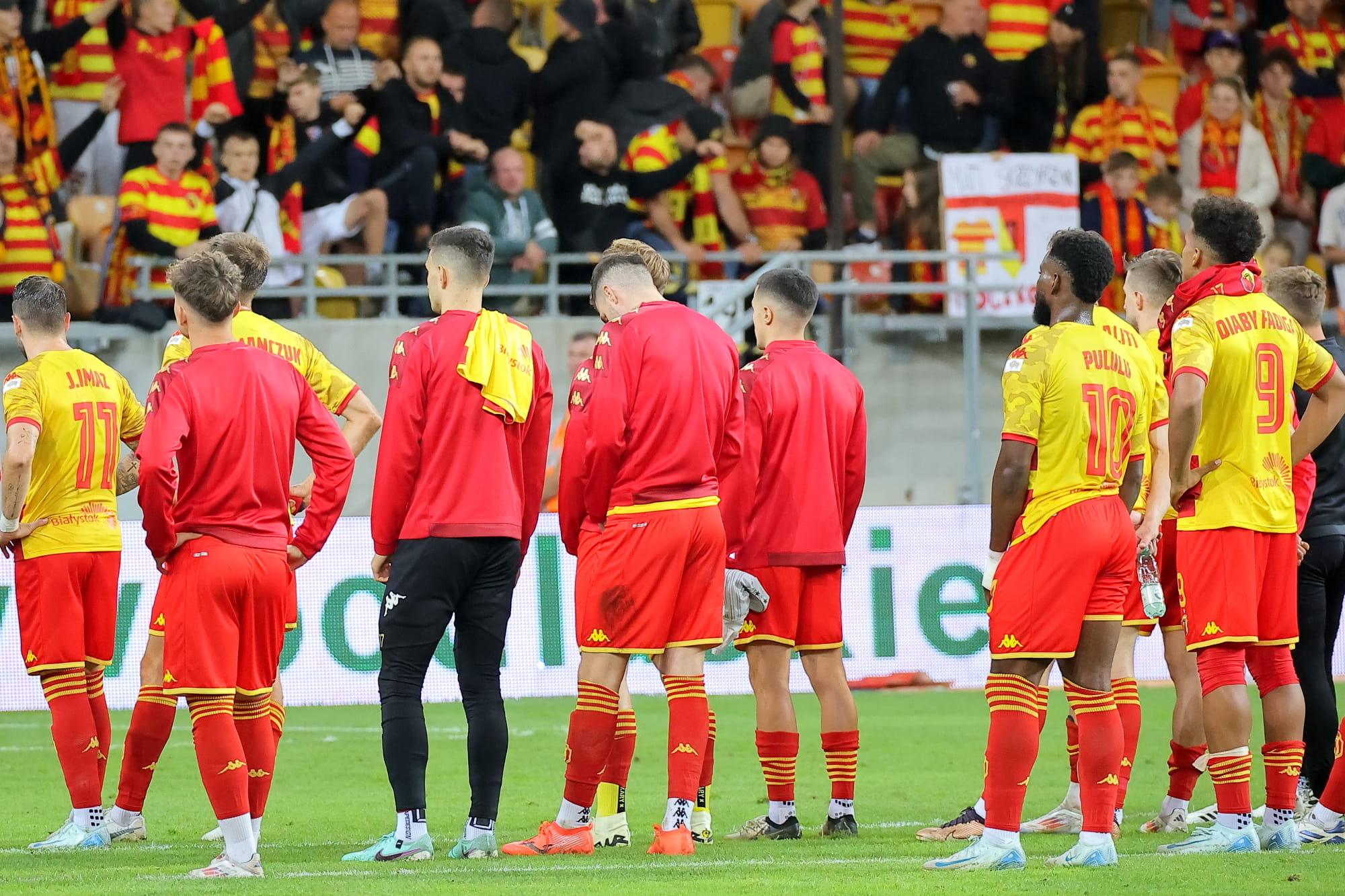 Piłkarze na boisku,