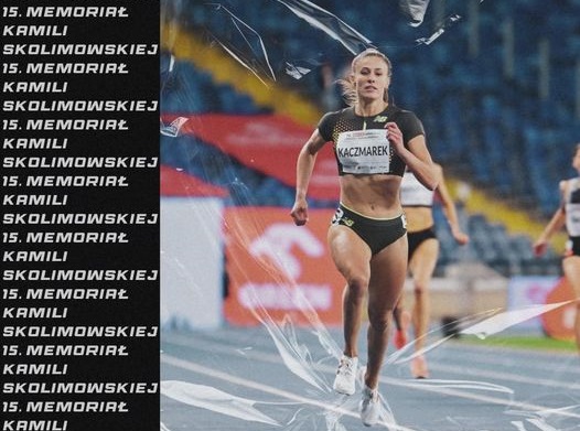 Biegaczka na bieżni.