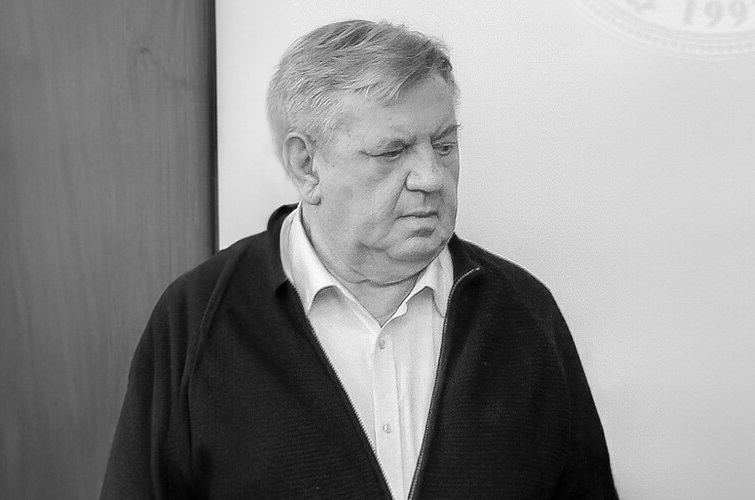Czarno-białe zdjęcie starszego mężczyzny