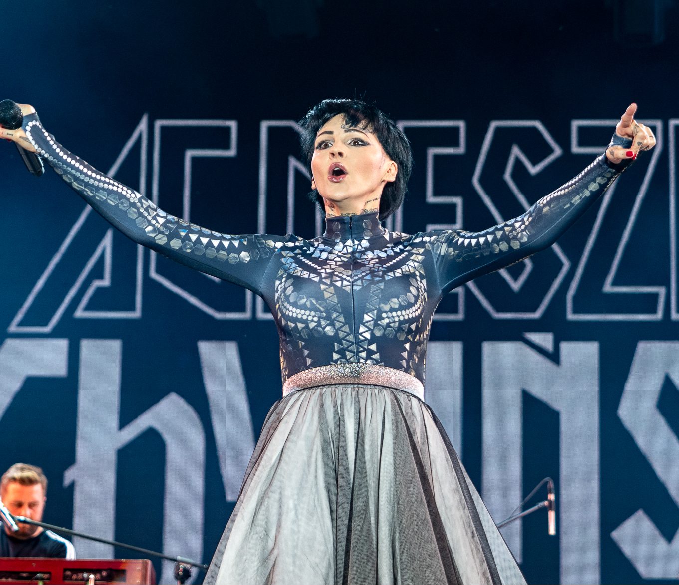 Agnieszka Chylińska w trakcie występu na festiwalowej scenie.
