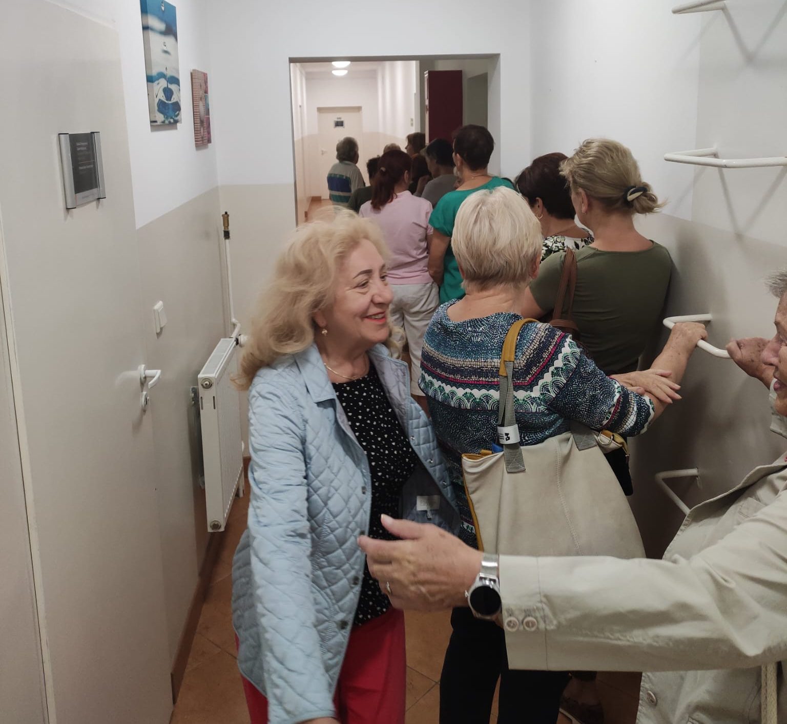 Kolejka seniorów do gabinetu lekarskiego.