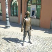 Pomnik młodego chłopaca.