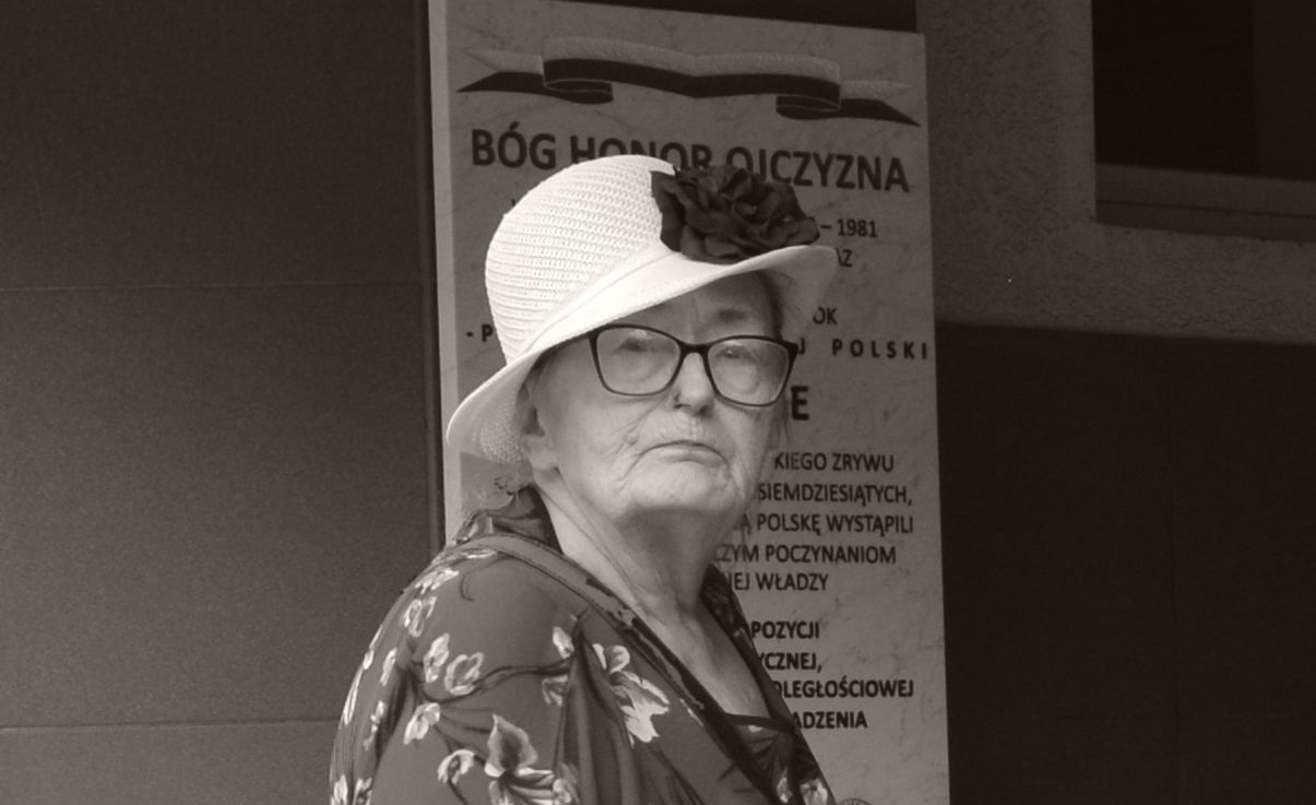 Kobieta w kapeluszu.