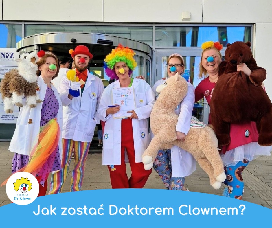 Pięć osób stojących przed szpitalem, przebranych za clowny.