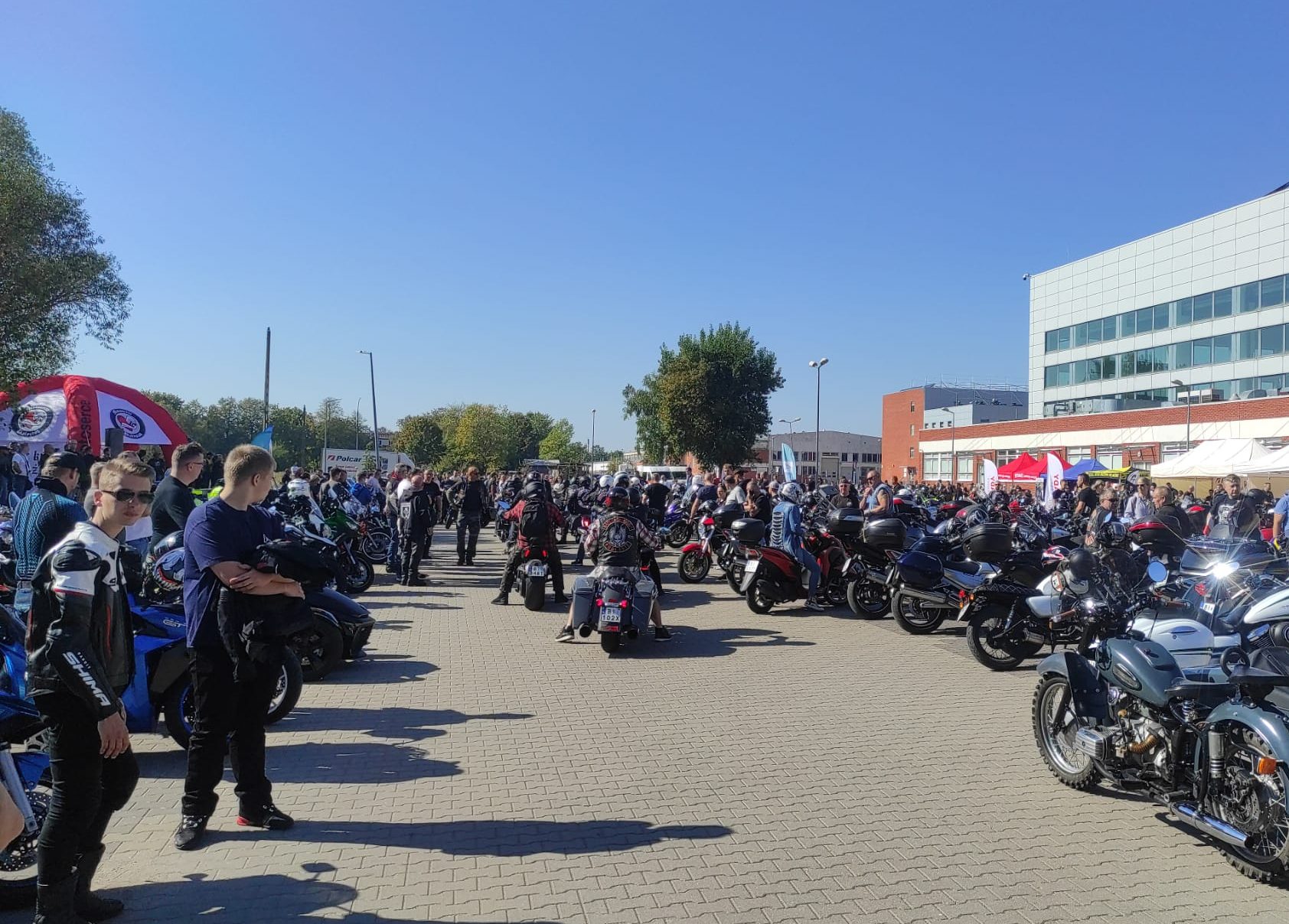 Kierowcy prezentują swoje motocykle podczas imprezy Motoserce 2024