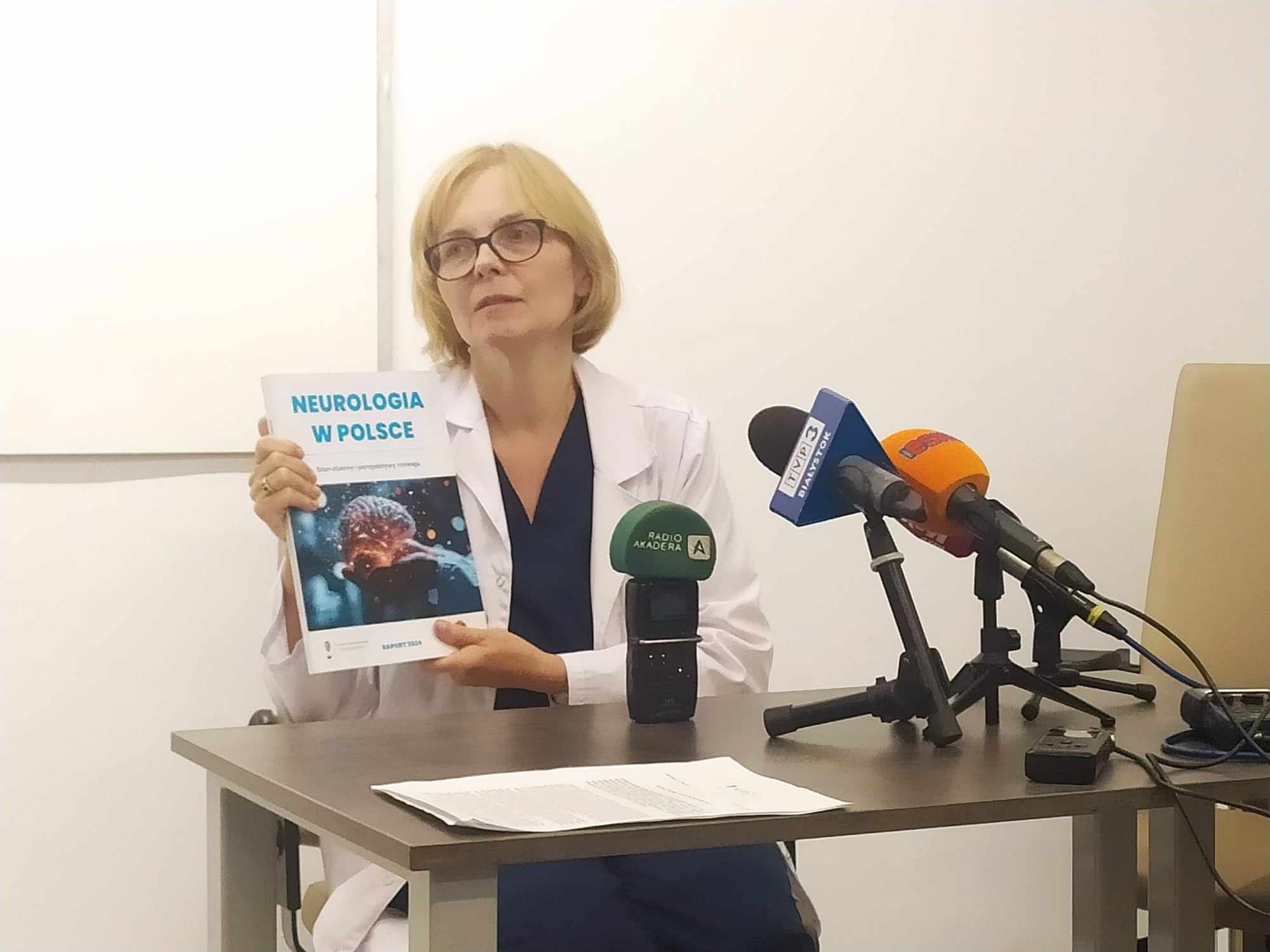 Kobieta trzyma książkę.