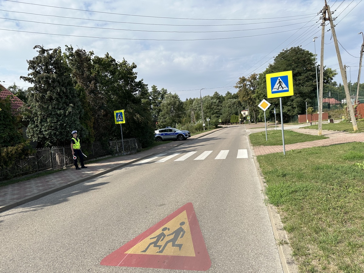 Policjant stoi przy przejściu dla pieszych