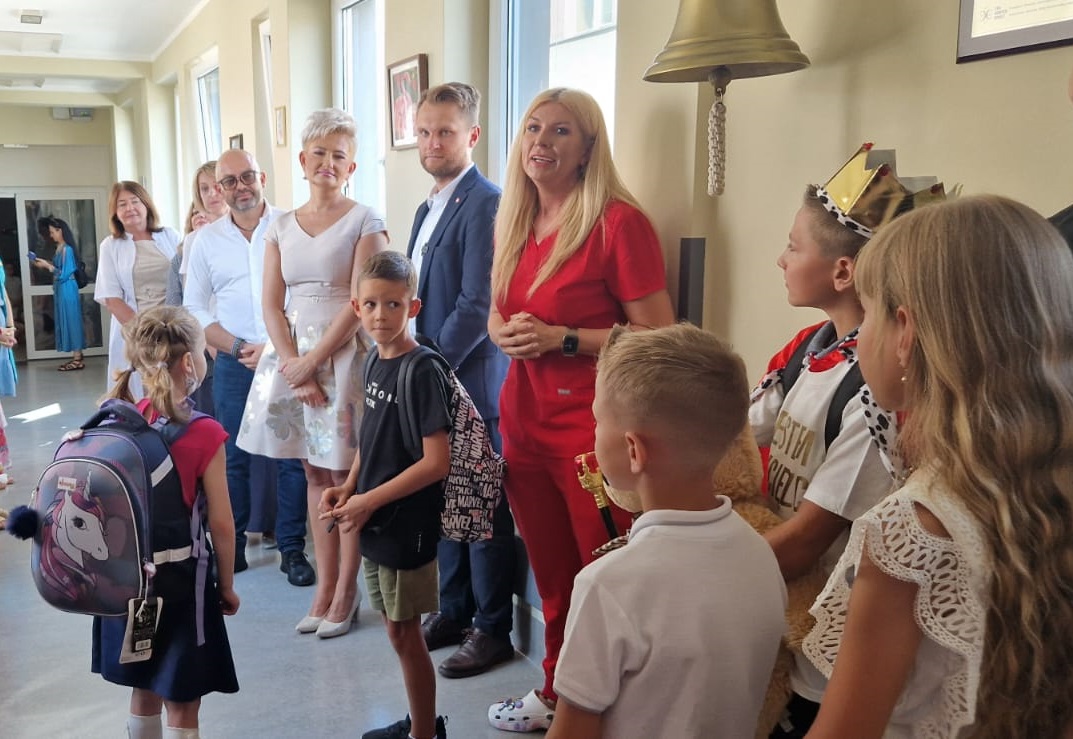 Ludzie w holu szpitala.