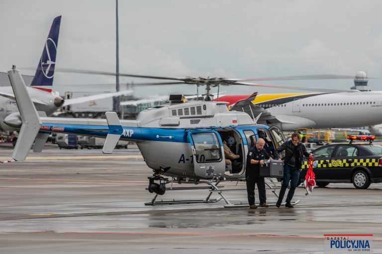 Śmigłowiec policyjny na lotnisku