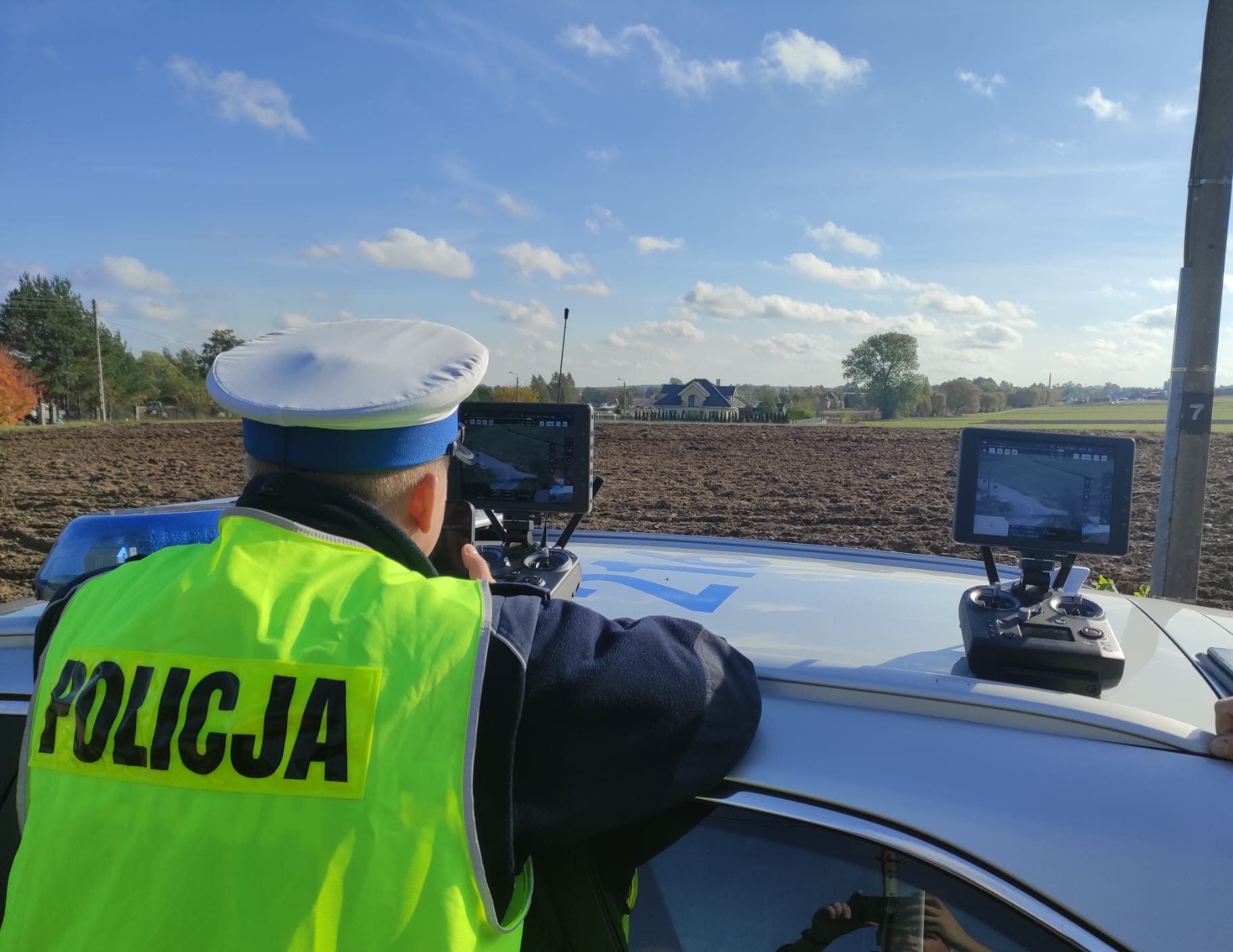 Policjant nawiguje dronem