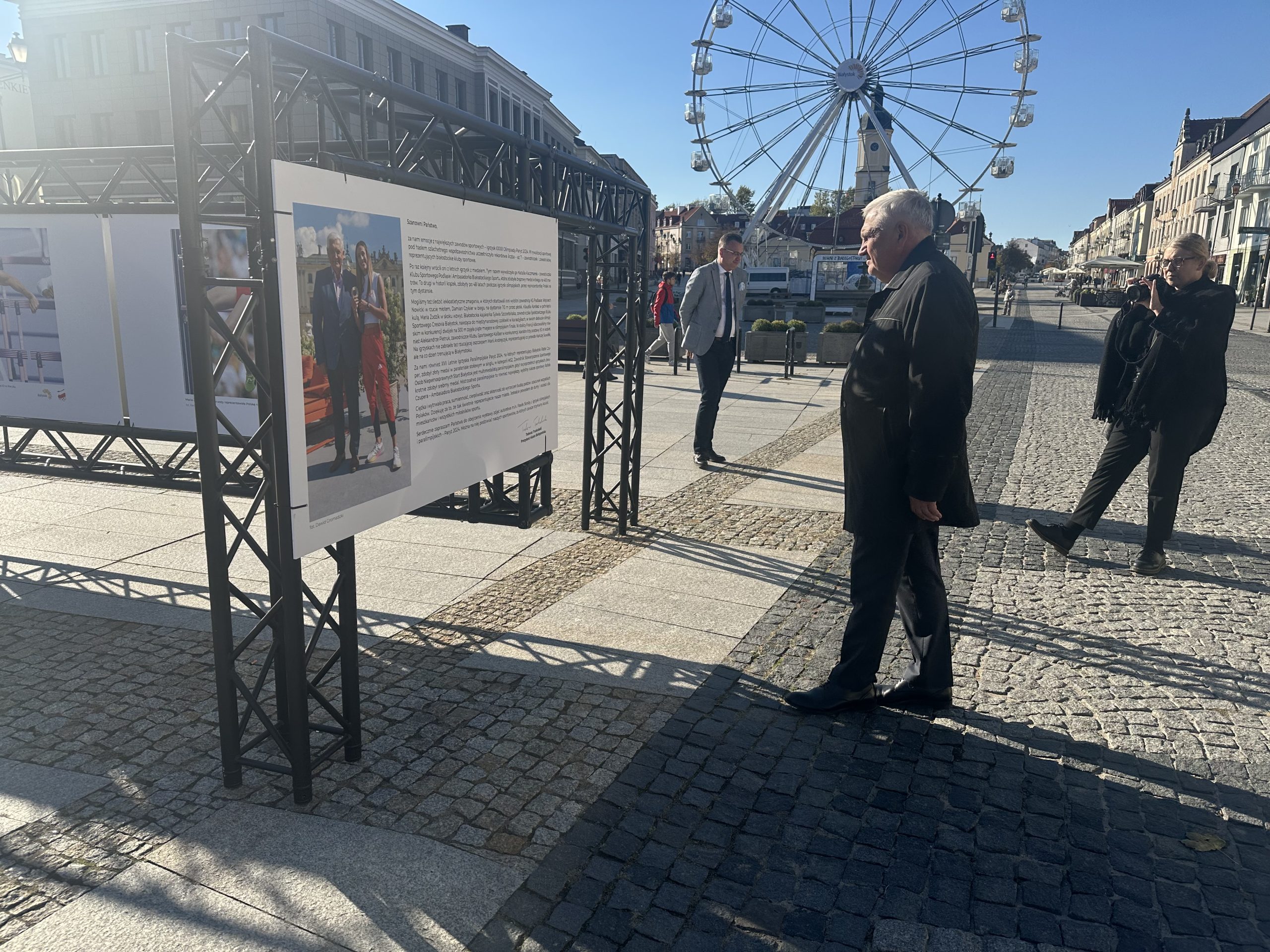 Prezydent Miasta ogląda wystawę na Rynku Kościuszki