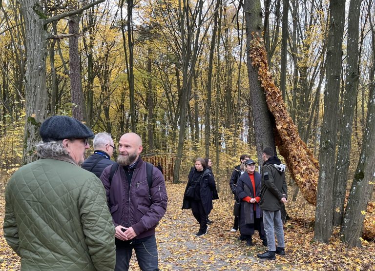 Land Art "Przejście" - wernisaż prac. Instalacje artystów przy alei Myrchów
