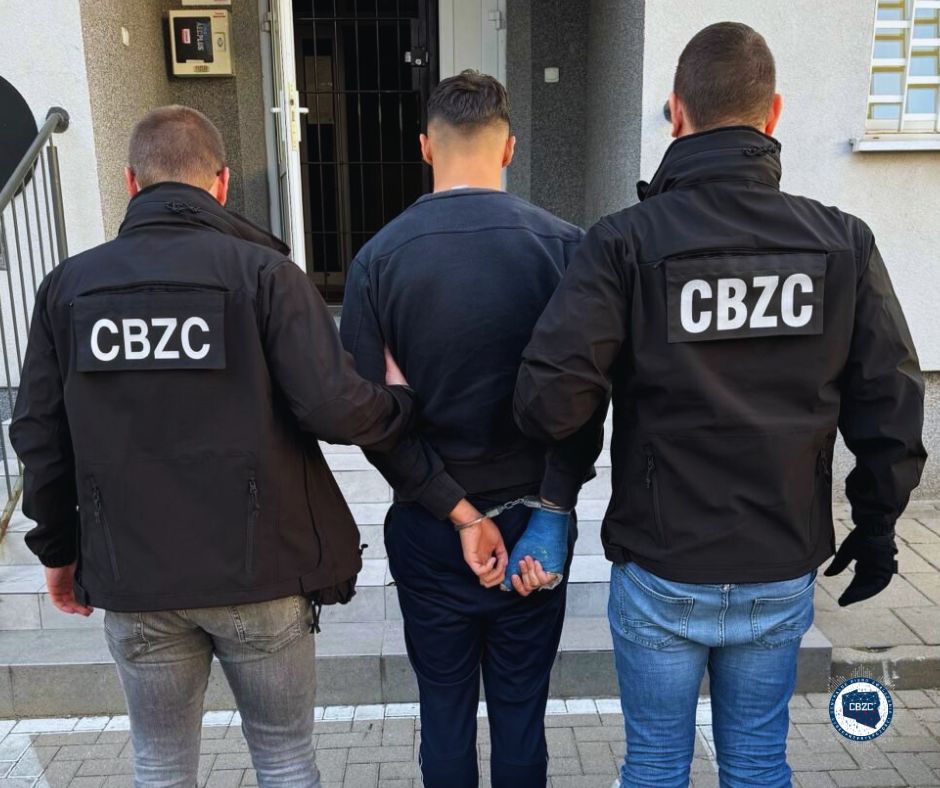 Zdjęcie z zatrzymania członka grupy przestępczej.
