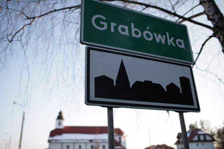 Tablica drogowa z nazwą miejscowości Grabówka.