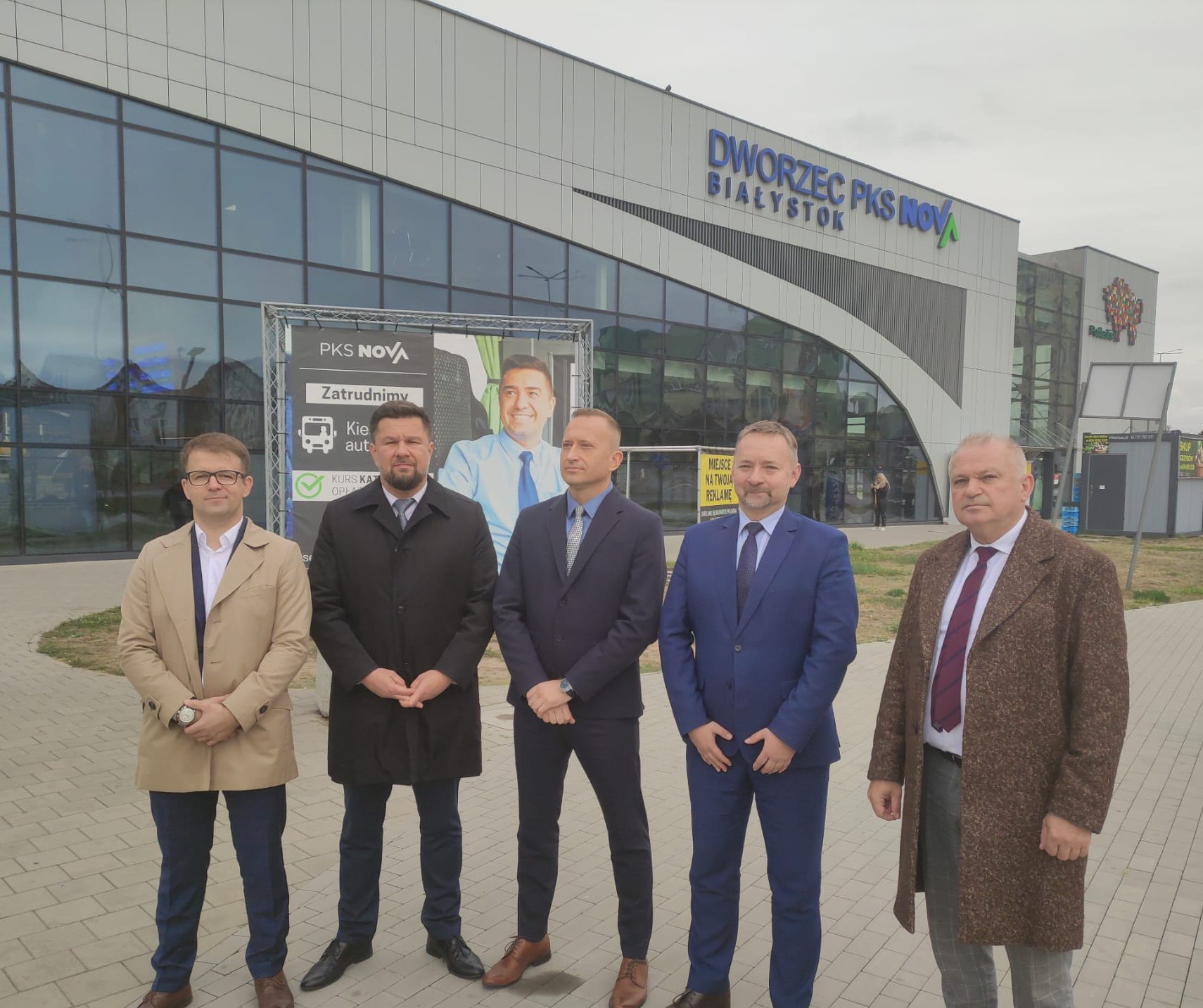 Uczestnicy konferencji pozują przy budynku dworca PKS Nova