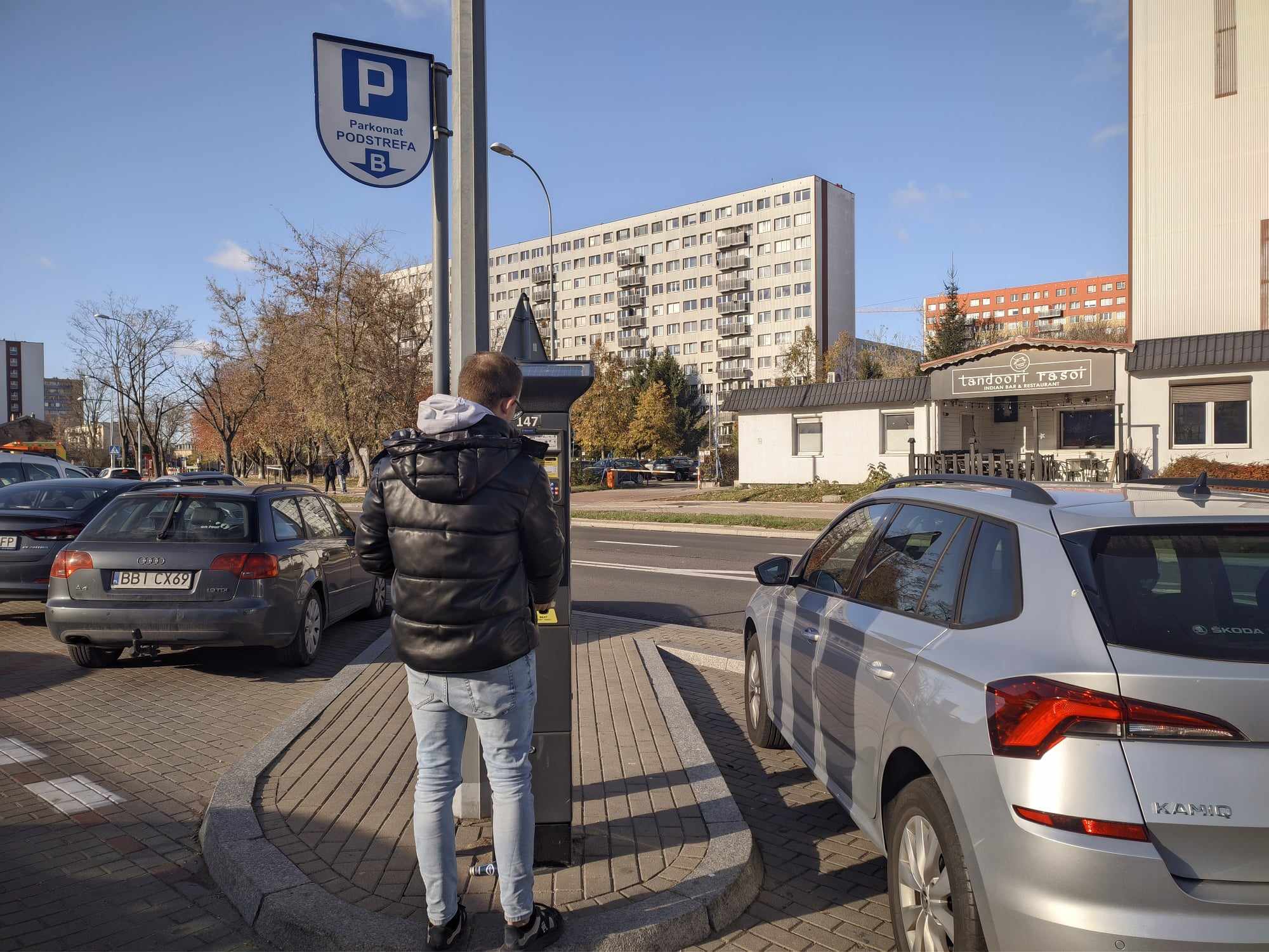 pan kupuje bilet w parkometrze