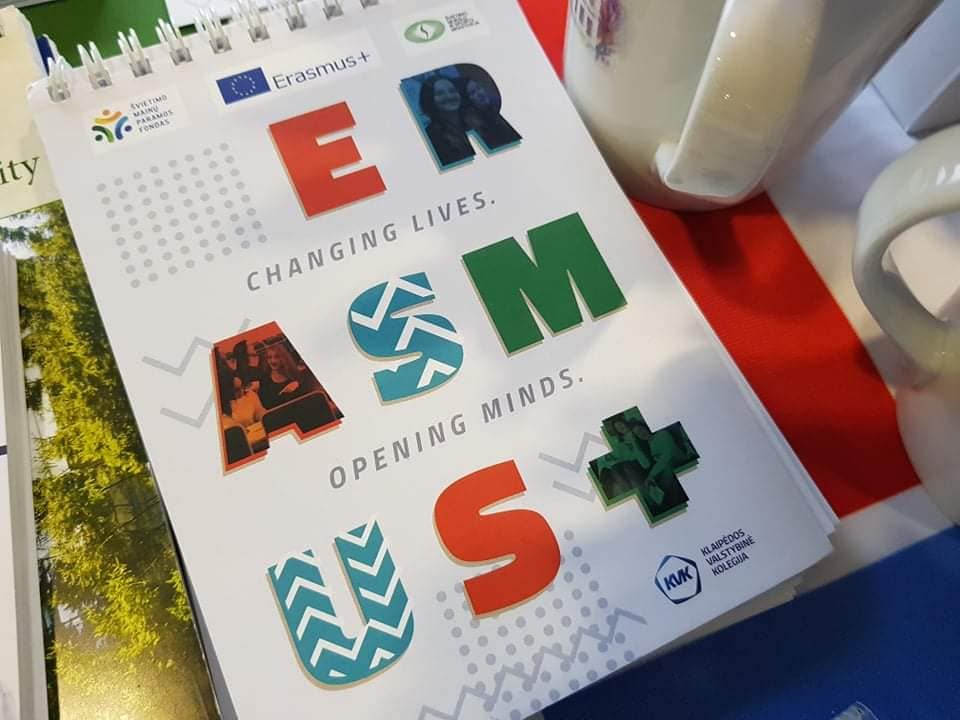 Książka z kolorowym napisem Erasmus+