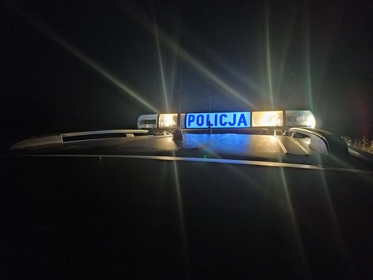 sygnalizator na dachu pojazdu policyjnego z napisem Policja