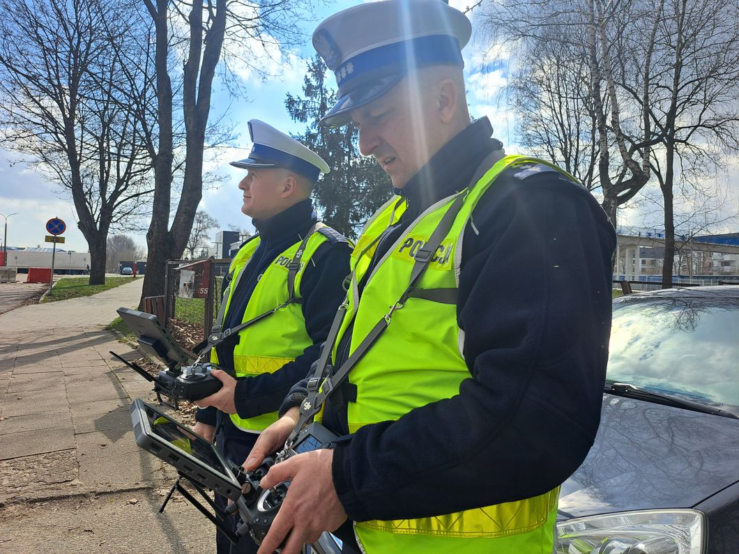 Policjanci ze specjalistycznymi tabletami.