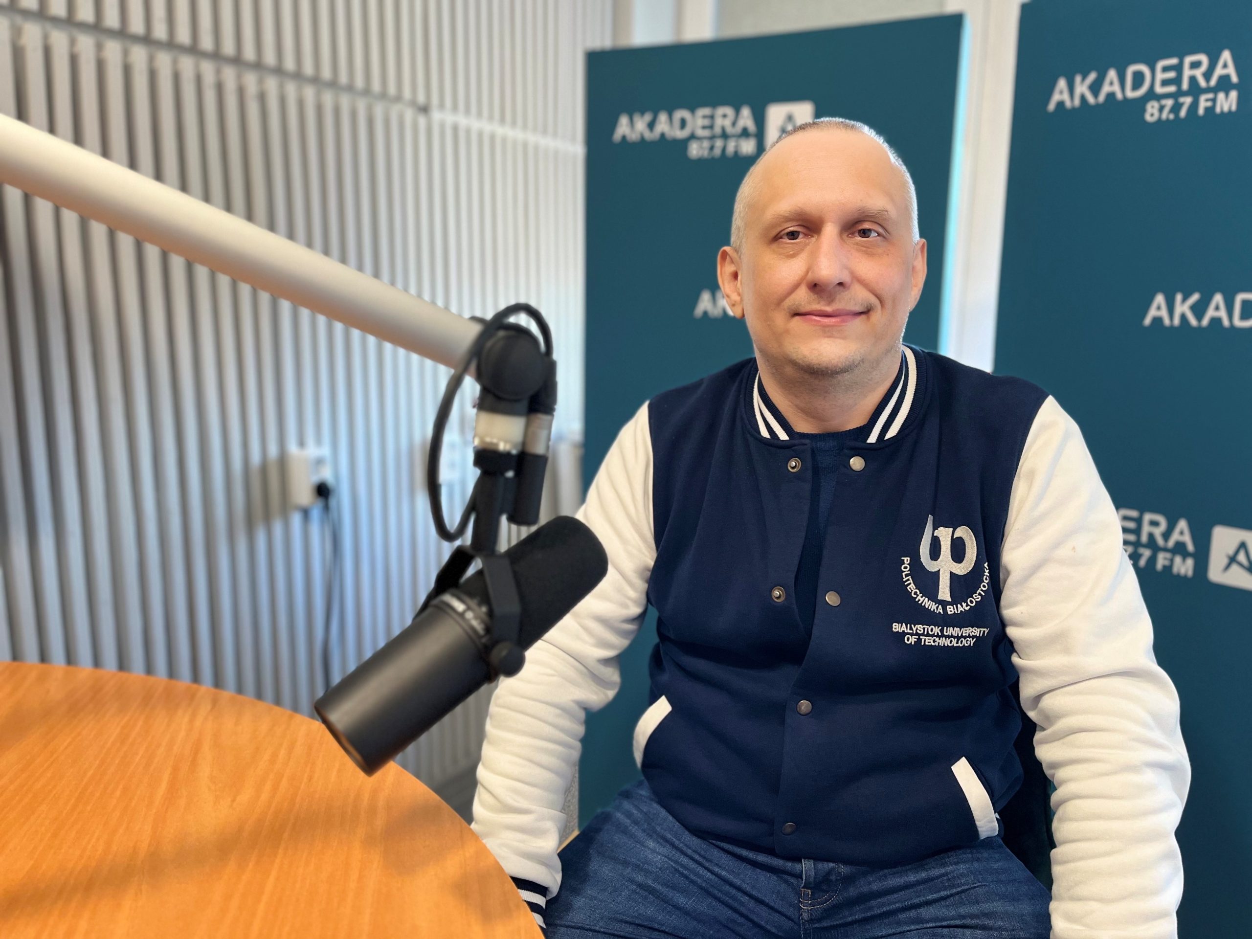 Mężczyzna na tle ścianki