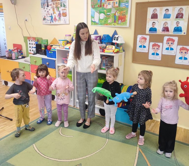 Przedszkolaki, podczas zabawy edukacyjnej.