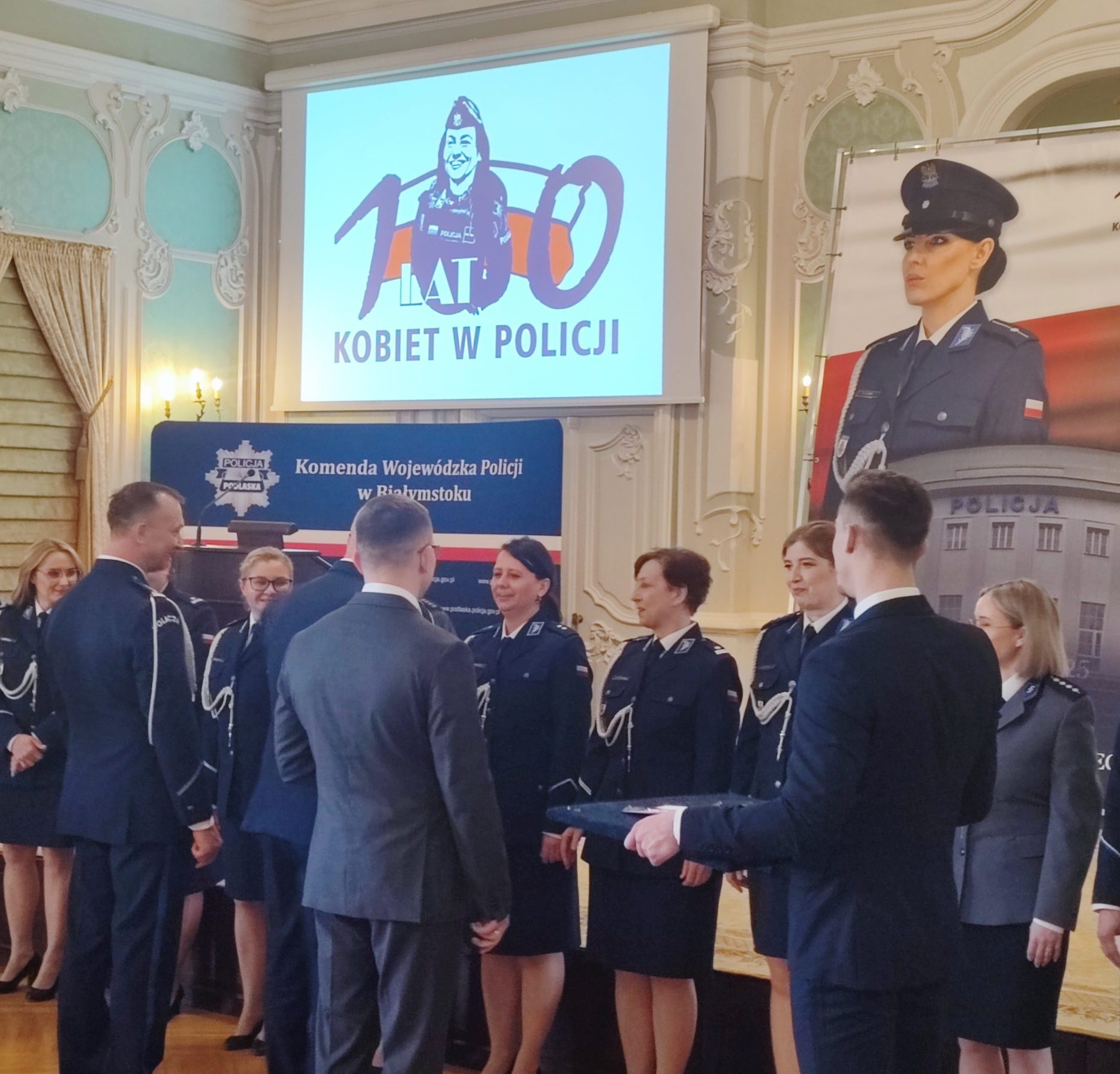 Policjantki dostają odznaczenia, podczas uroczystości 100-lecia
